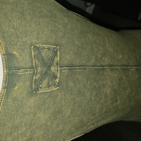 Zenana sz xl Green mineral washed ribbed tank top nwots. Functional snap buttons - Picture 4 of 4